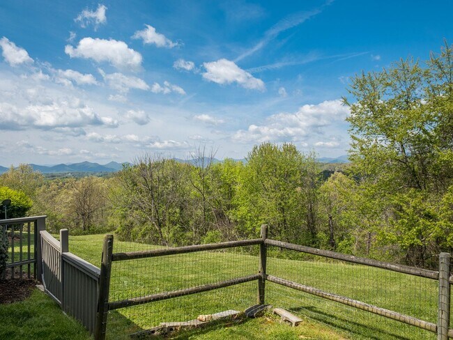 Building Photo - Beautiful Three Bedroom with Stunning View...