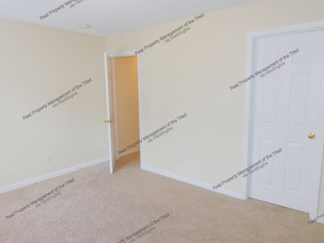 Building Photo - 3096 Canterbury Park Dr