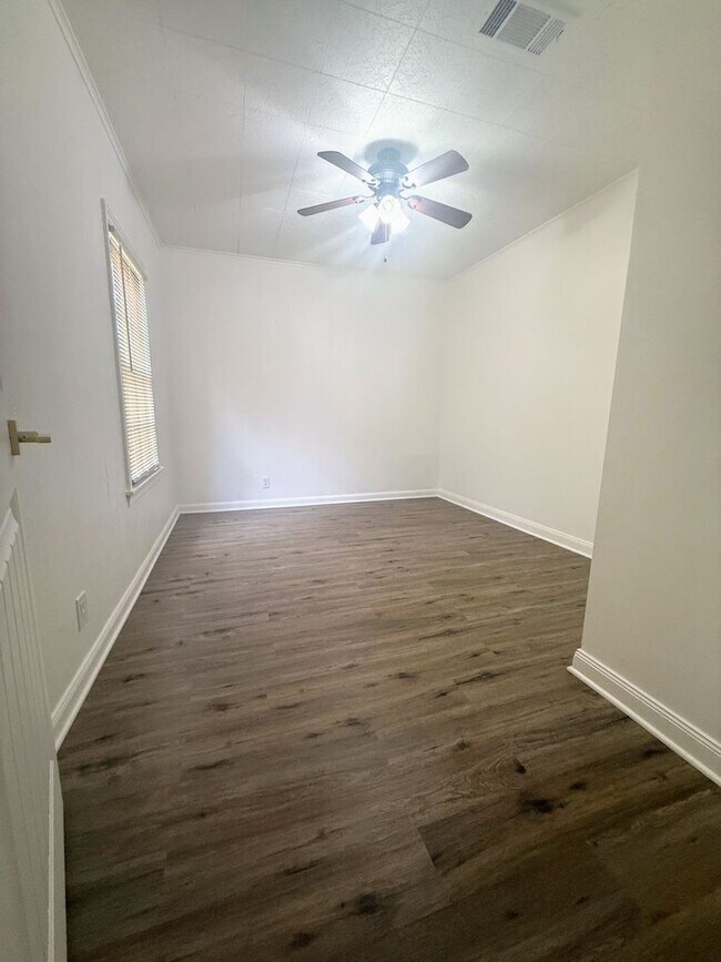 Building Photo - Cozy 3 bedroom, 2 bathroom home in Lake Charles