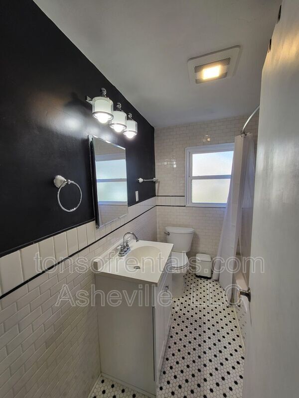 Building Photo - 653 Long Shoals Rd