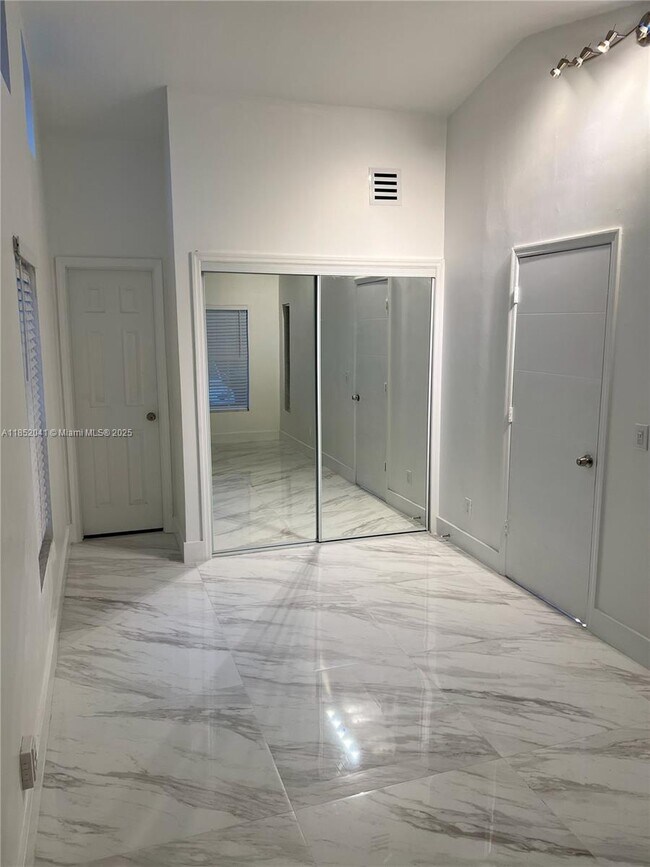 Building Photo - 4337 SW 49th St