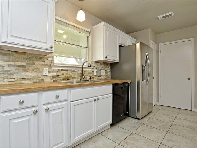Building Photo - 605 Amaryllis Ave