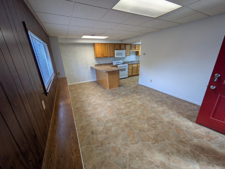 Building Photo - 209 W Oak St
