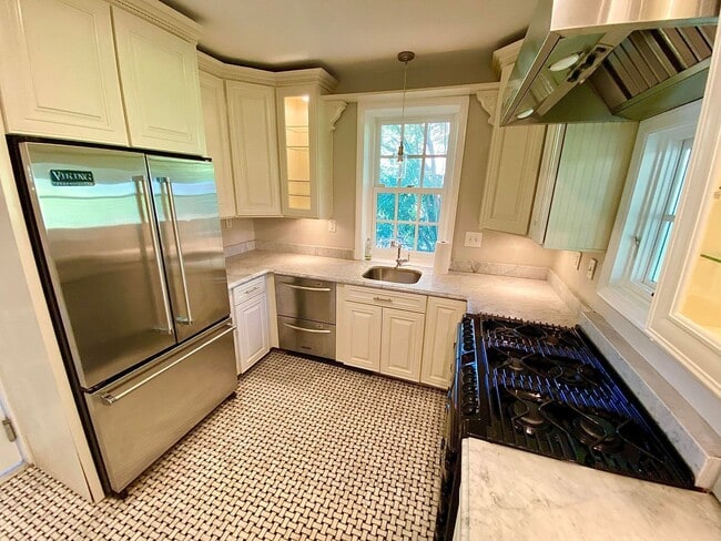 Building Photo - Stunning 4 Bed/3.5 Bath Historic Home - Be...