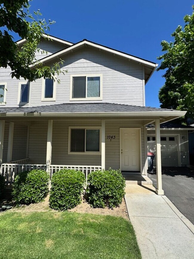 Building Photo - 1043 Garfield St