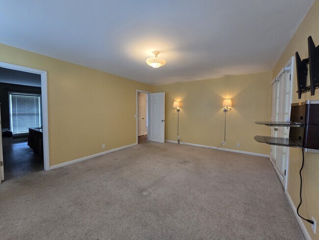 Building Photo - 232 Pebble Glen Dr