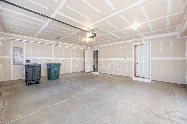 Building Photo - 9769 Oaklawn Blvd NW