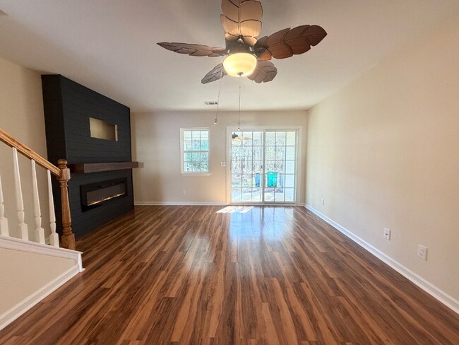 Building Photo - Updated & Spacious Two Bedroom Townhouse!