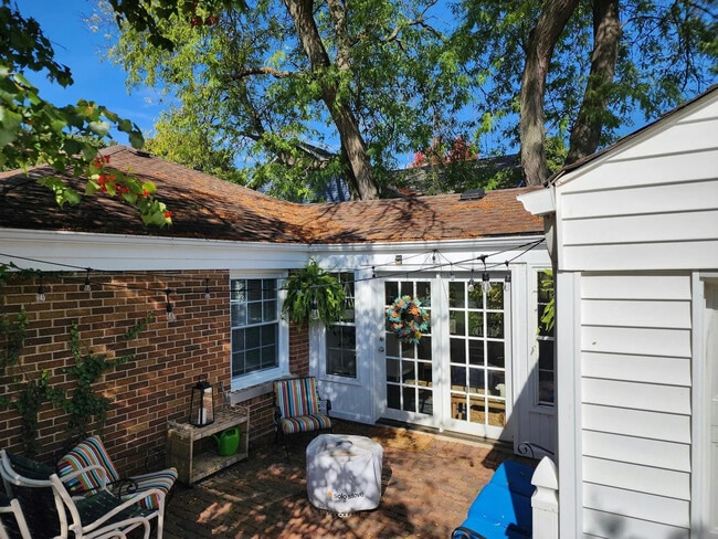 Building Photo - 203 E Oak Ave