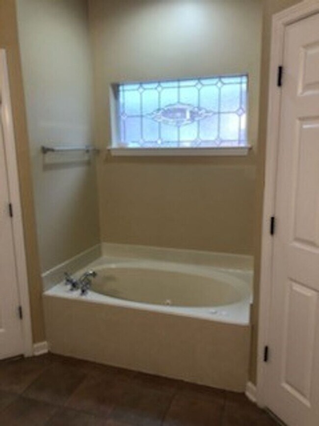 Building Photo - Renovated 4 Bedroom 2.5 Bath Home for Rent!