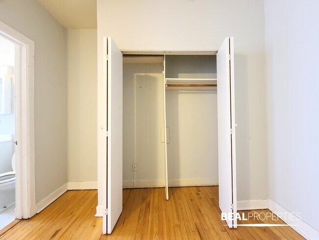 Building Photo - 1050 W George St