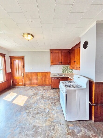 Building Photo - 212 Welles St