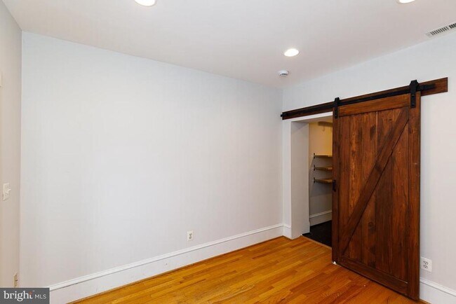 Building Photo - 809 Kentucky Ave SE