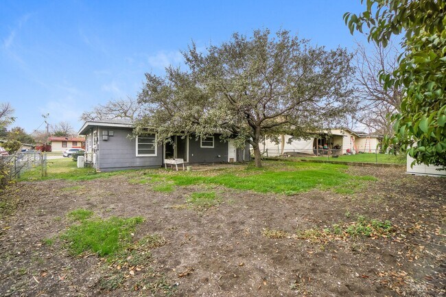 Building Photo - Two Bedroom home located in Central San Antonio