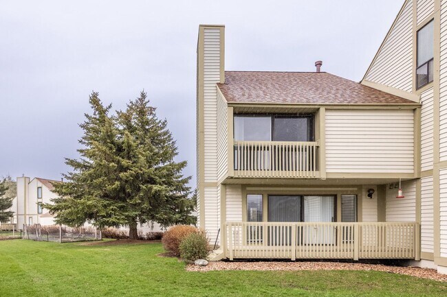 Building Photo - Conveniently Located Racquet Club Condo