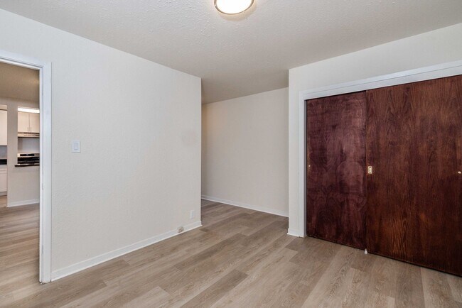 Building Photo - Fully Remodeled, Top Floor! On-site Laundry, New Stainless Appliances