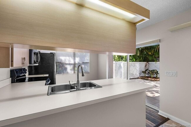 Building Photo - 2905 SW Lakemont Pl
