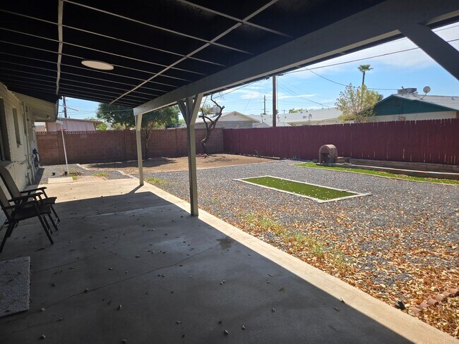 Building Photo - Cozy 3 bed, 2 bath home in Phoenix, No HOA!