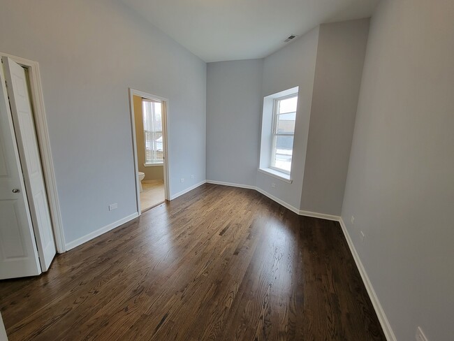 Building Photo - 4844 N Spaulding Ave