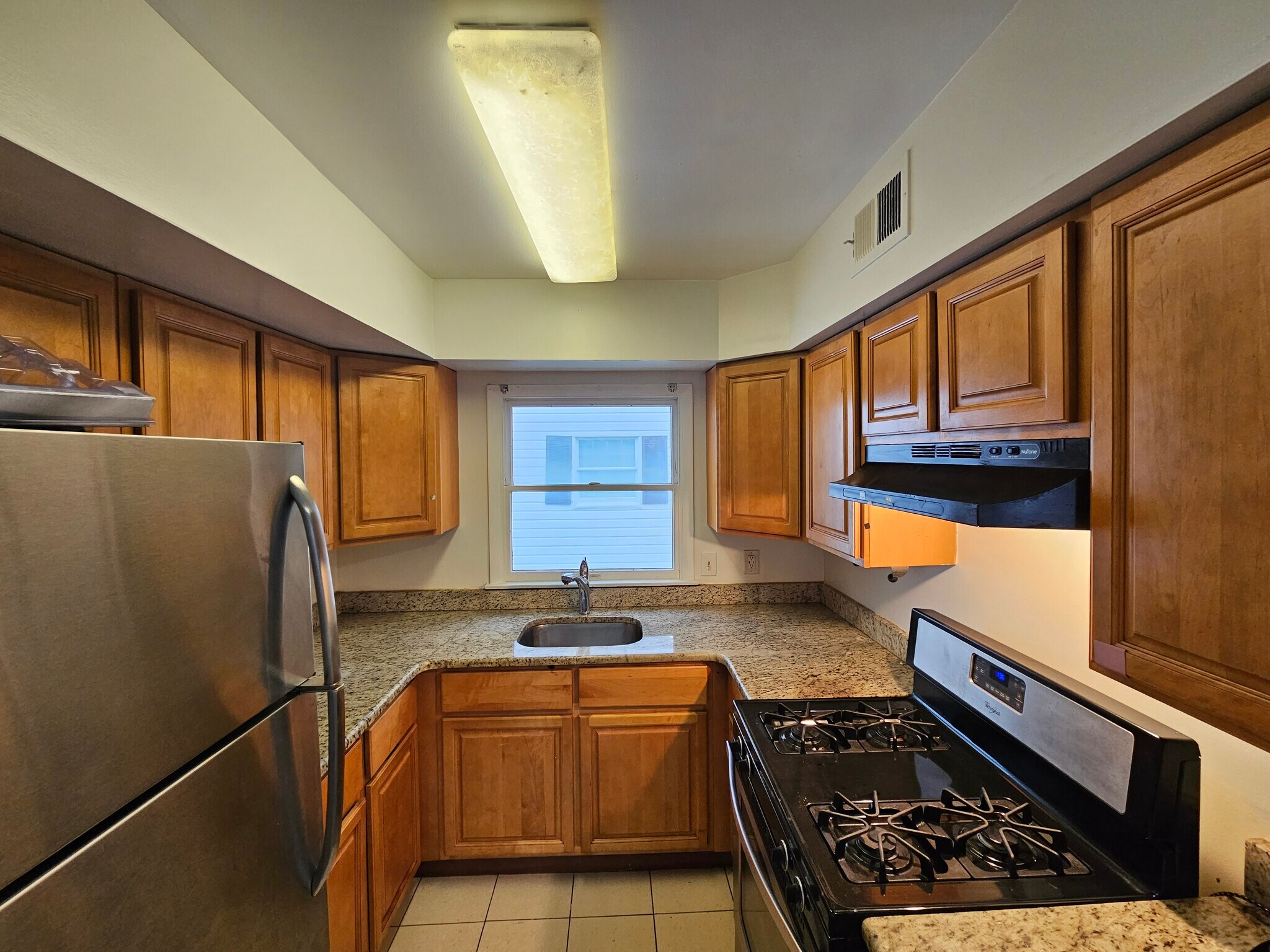 Building Photo - 806 W Oak Ln