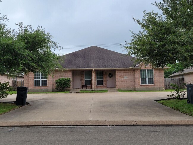 Building Photo - College Station. - 3 bedroom/3 bath Duplex, fenced in back yard, ready for an August 2026 move in.