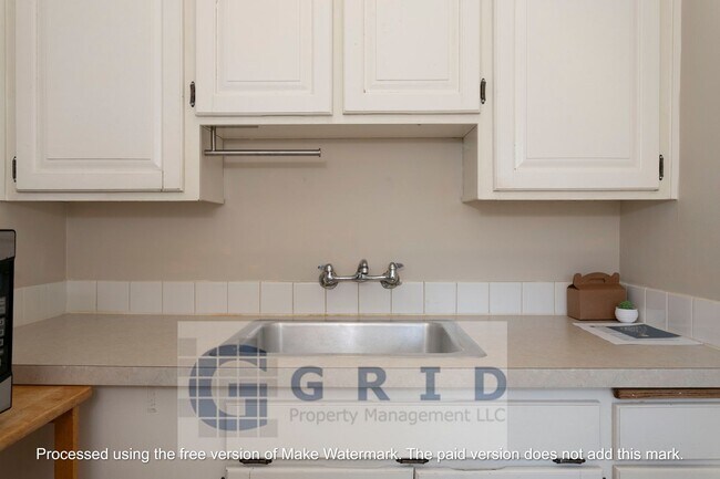 Building Photo - Charming 2 Bedroom Bungalow Available in NE Portland!