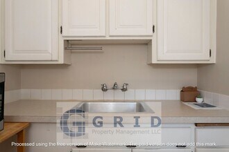 Building Photo - Charming 2 Bedroom Bungalow Available in NE Portland!