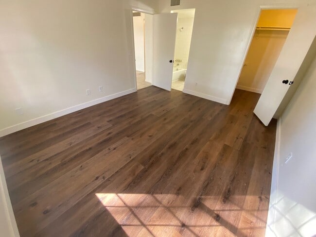 Building Photo - MOVE IN SPECIAL WITH THIS BEAUTIFUL 2 BEDROOM 2 BATHROOM CONDO IN GATED COMMUNITY