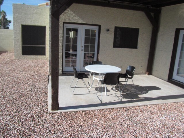 Building Photo - 2BR/2BA HOME W/ 2 CAR GARAGE AND COMMUNITY POOL