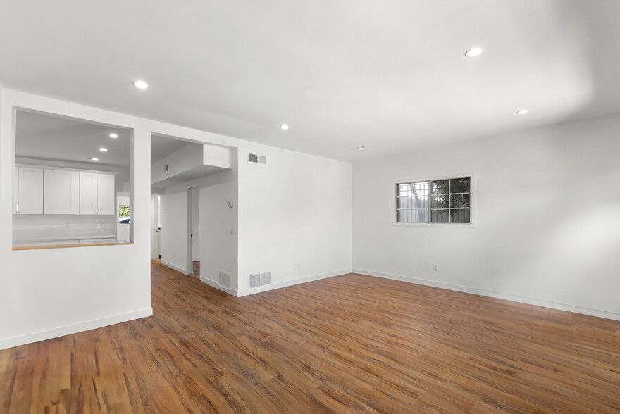 Building Photo - 1301 N Poinsettia Pl