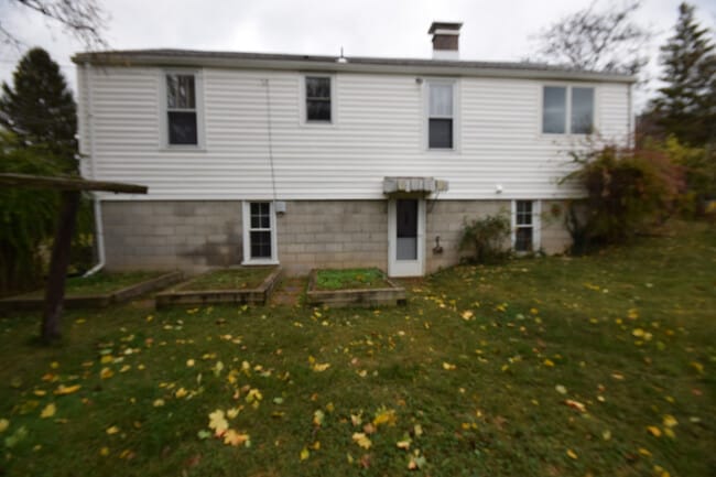 Building Photo - Professionals Only - 3 bedrooms 1 bath house