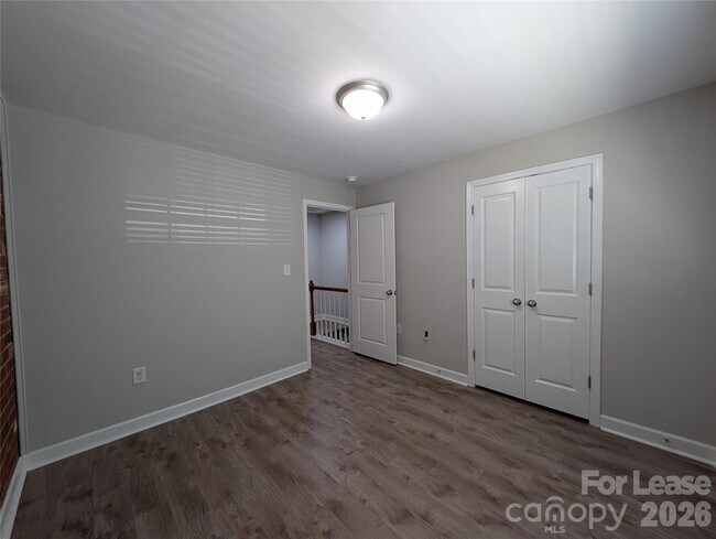 Building Photo - 1215 Green Oaks Ln