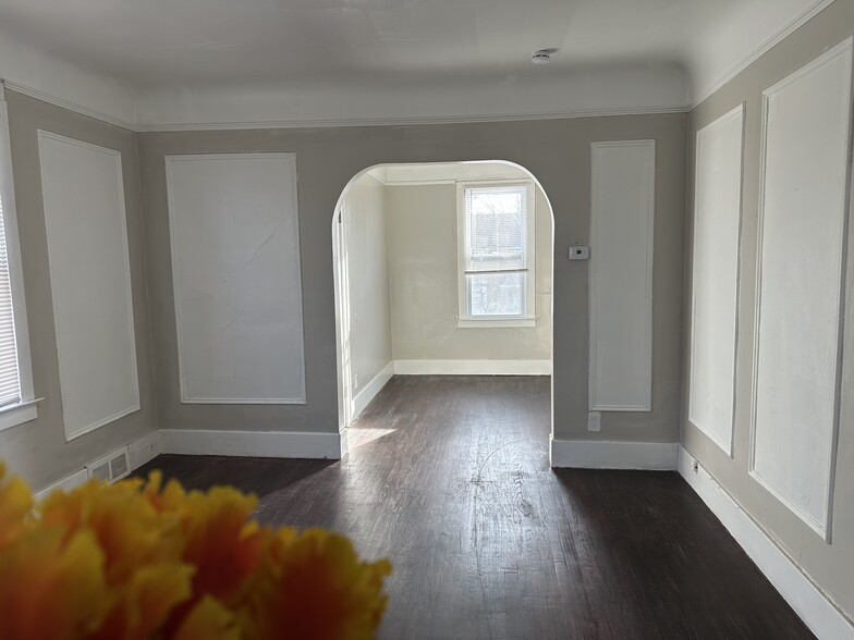 Upstairs Unit - 4820 Haverhill St