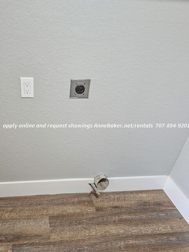 Building Photo - Newly Updated - New Appliances, Flooring, ...