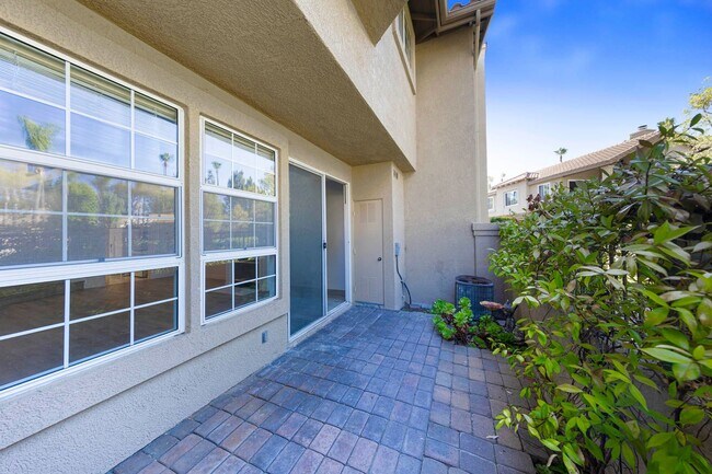 Building Photo - Spacious two-story Townhome