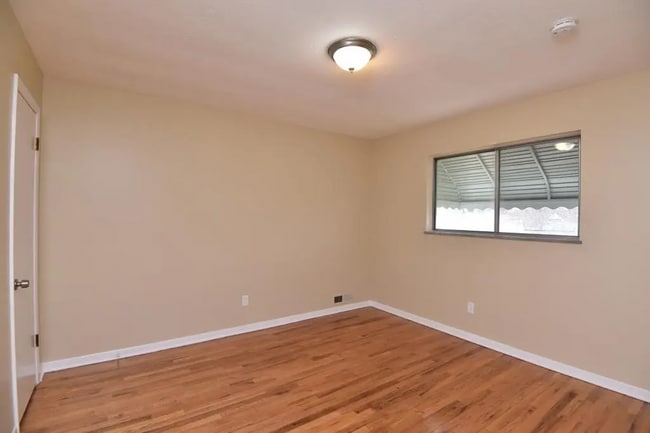 Building Photo - 10204 S Highland Ave