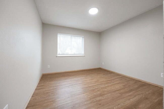 Building Photo - 5Bed/2.5 Bath home available in SE Portland