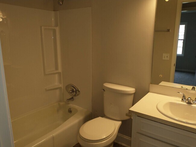 Building Photo - Nice 4/2--Move in Ready--Total Electric
