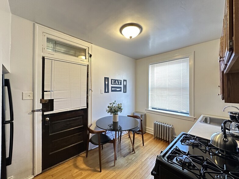 Building Photo - 1911 W Larchmont Ave