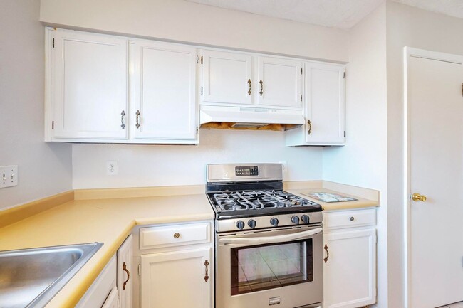 Building Photo - Taylor Ranch 4/BD 2/BA 2/CG