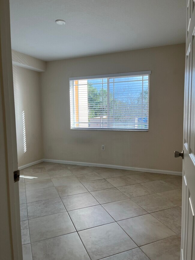 Building Photo - 151 SW Palm Dr