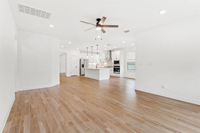 Building Photo - 201 Bristlecone Bend