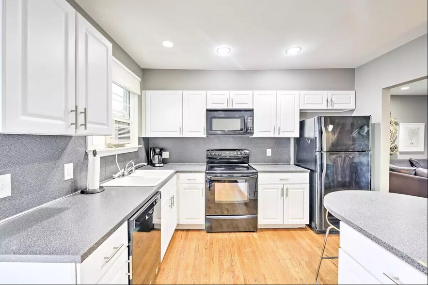 Building Photo - 178 S Pier Rd