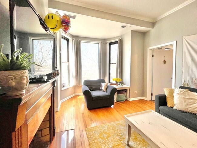 Building Photo - Spacious 2 bd/1 bath Condo in Lincoln Park!