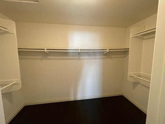 Building Photo - Spacious House for Rent
