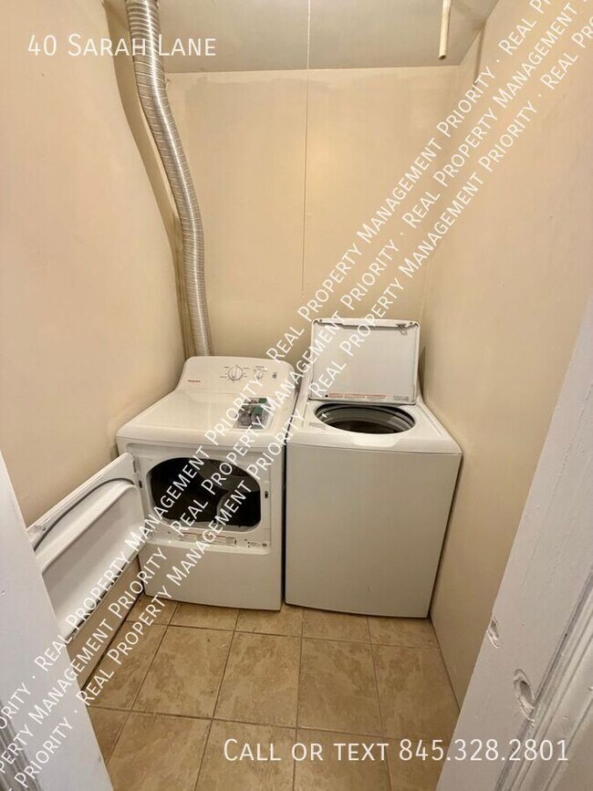 Building Photo - 40 Sarah Ln