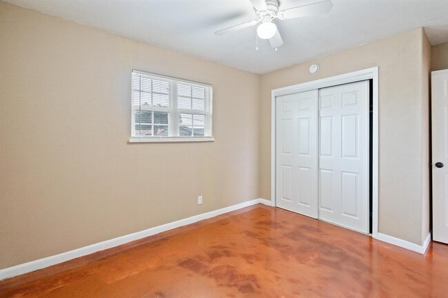 Building Photo - 1104 N Bedell Ave