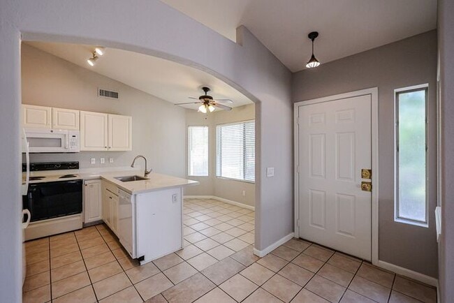 Building Photo - 3 Bed, 2 bath single level home in great C...