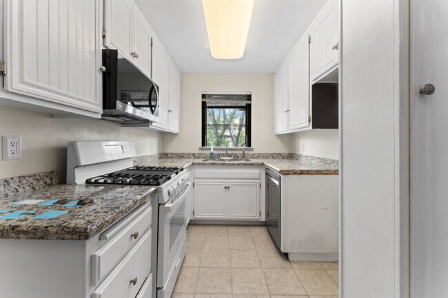 Building Photo - "Charming 2-Bed, 2-Bath Condo Retreat in S...