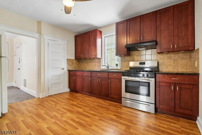 Building Photo - 7 Beekman St